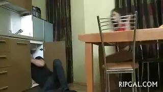 حرارة المطبخ: رجل ممحون يقدم حركة طاولة صعبة
