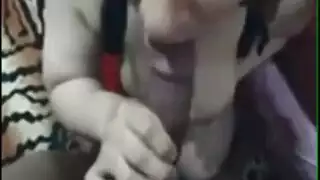 فتاة مصرية ممتلئة تمص بقوة في مشهد إباحي صريح