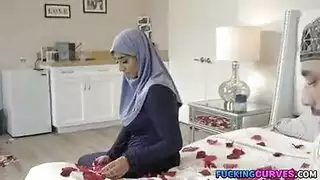 شاب سعودي ومحجبة مصرية: مشهد إباحي جامح