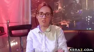 الراقصة كبيرة الصدر فالنتينا نابي تأخذ زباً ضخماً عميقاً في فتحة شرجها