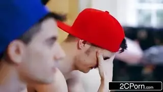 شاب محظوظ يمارس الجنس بعنف مع أم صديقه الشقراء كبيرة الثديين