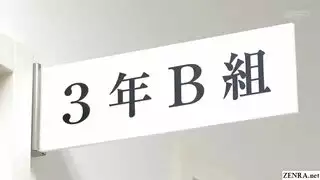 معلمة عارية تقدم درسًا عمليًا في أكاديمية العراة الكاملة