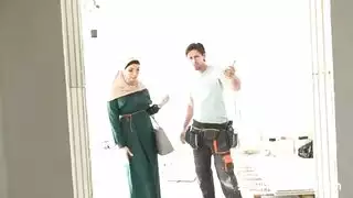 ربة منزل محجبة تحصل على خدمة سباكة قاسية من عامل البناء