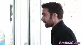 عاهرة ذات أثداء صغيرة تخلع حمالة صدرها البيضاء لتبدأ فعلًا إباحيًا صريحًا