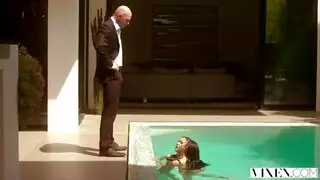 سحاق صريح: لعق فرج مشعر واللعب بالمؤخرة