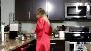 الشاب الوسيم يضرب كس زوجة أبيه على المنضدة