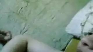 رجل ناضج يملأ عاهرة مصرية بالسائل المنوي في فيلم إباحي