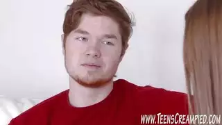 عاهرة مراهقة جريئة تتمدد في أول جنس صعب لها