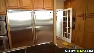 تعري وخضوع لجنس ساخن في المطبخ