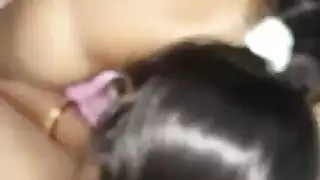 زوجة مثيرة بشعر طويل تمص زبي بمهارة وتلعق خصيتي