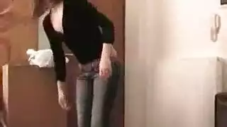 فتاة آسيوية مثيرة تمص بقوة في مشهد صريح