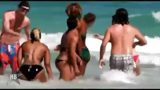 الزوجة الساخنة كبيرة الصدر تحب الوضعية الكلابية الشرجية العنيفة